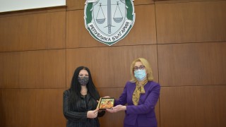 Зам главният прокурор Даниела Машева награди жената спомогнала за разкриване