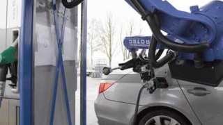 Робот зарежда автомобили с гориво