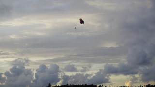 Двама парашутисти са паднали край село Литаково до Ботевград съобщава