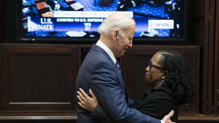 САЩ утвърдиха първата чернокожа жена за върховен съдия 