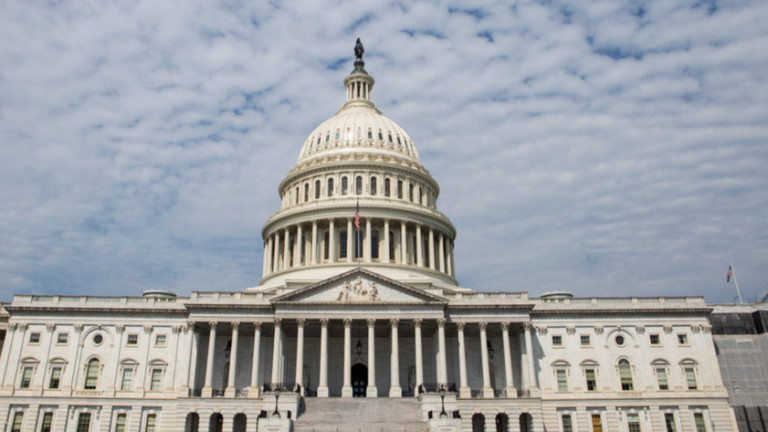 В драматично гласуване американският Сенат одобри новото данъчно законодателство, предложено