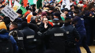 Група протестиращи опитаха да щурмуват сградата на Народното събрание Това се