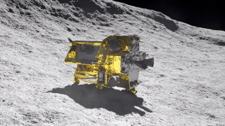 Повреден е слънчевият панел на японската сонда на Луната