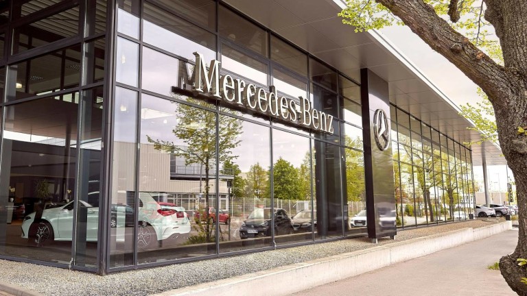 Автомобилният производител Mercedes-Benz планира потенциална продажба на представителствата и сервизите,