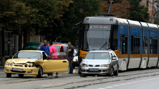 Камион и трамвай се удариха на кръстовището на бул Асен