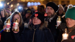 Хиляди на протест срещу насилието след убийството на кмета на Гданск