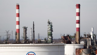 Френските профсъюзи блокират рафинерии в опит да спрат пенсионната реформа