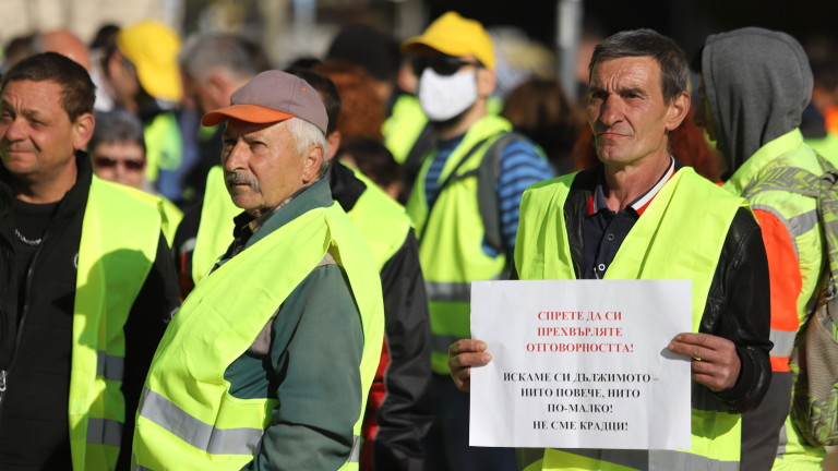 Полицията не пуска мирно протестиращите превозвачи да влязат в градовете.