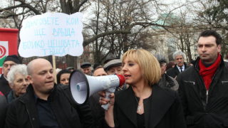 Мая Манолова изнася вувузели от Народното събрание