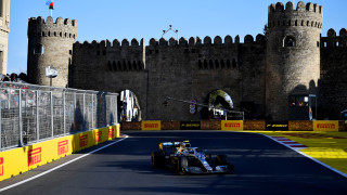 Валтери Ботас удържа Хамилтън и триумфира на Гран при на Баку