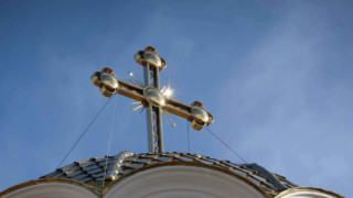 Парапланерист се приземи върху църква в Пловдив