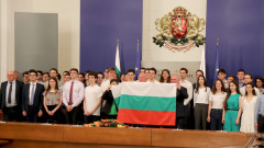 С гордост Главчев връчи националния флаг на олимпийските ни отбори по природни науки