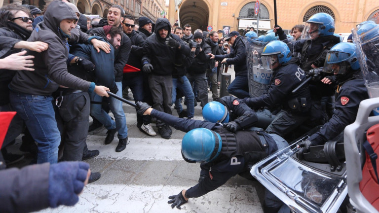 Италианската полиция се е сблъскала със стотици антифашистки демонстранти в