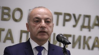 Служебният министър на труда и социалната политика Гълъб Донев подписа