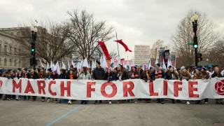 Десетки хиляди активисти против абортите се събраха в петък във Вашингтон
