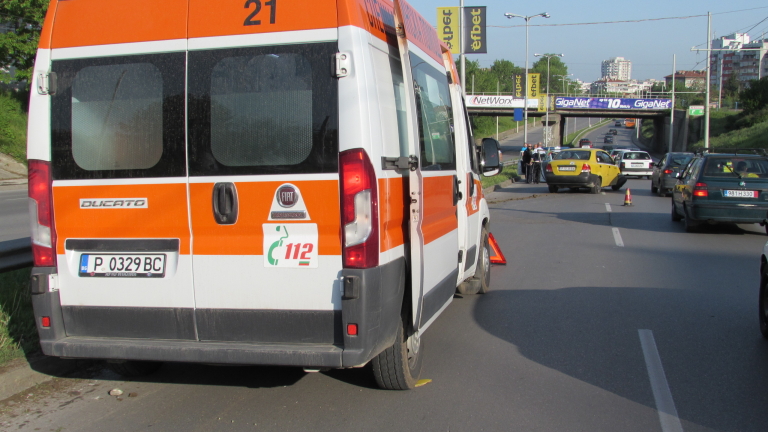 Такси помете четири коли и се заби в дърво в София
