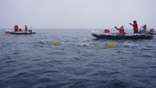 Огромни вълни и морска болест затрудняват прибирането на Петър Стойчев