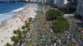 Хиляди бразилци излязоха по улиците на Рио де Жанейро и