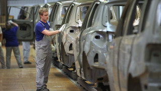 Експерти: Забавянето на автомобилния сектор е важен сигнал за световната икономика