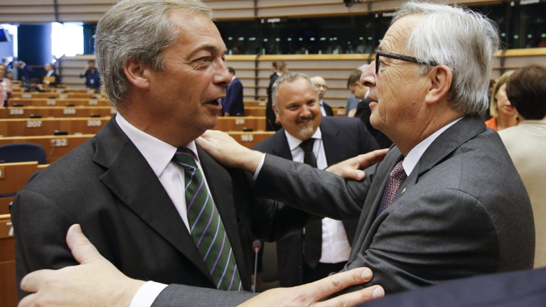 Еврочиновници се нахвърлиха на Найджъл Фарадж в Европарламента, как не го било срам 