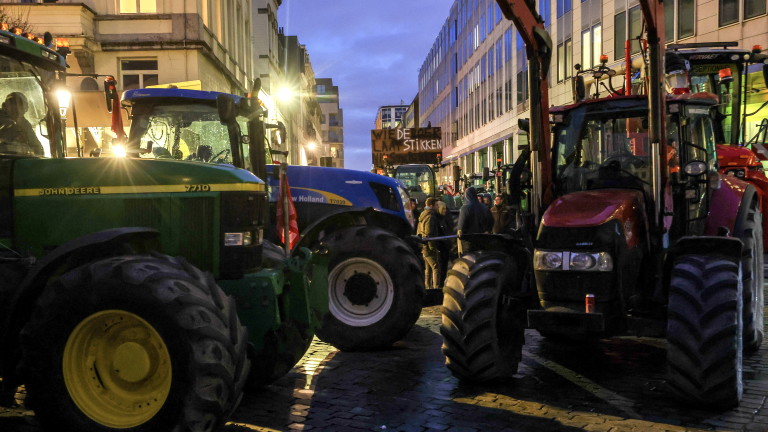 Фермери влязоха със стотици трактори в Брюксел в знак на