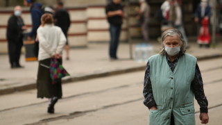 Без маска деца до 6 г., спортисти, при над 1,5 м. дистанция и в заведенията