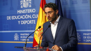 Първа оставка разтърси испанското правителство на премиера Педро Санчес Тя