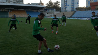 Нефтохимик замина с 18 футболисти за предстоящото гостуване на Спартак