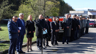 100 леки автомобила за оперативни действия и шест резервоара за