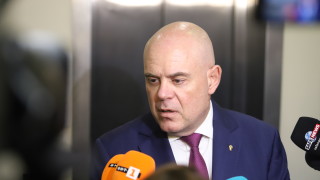 Иван Гешев ще изчака решението на президента Румен Радев и