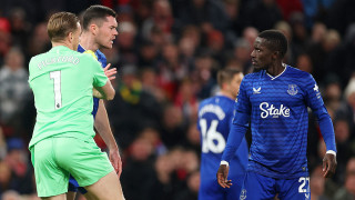 Полузащитникът на Евертън Идриса Гей се извини за изгонването си