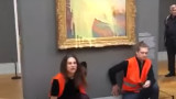 Екоактивисти пак се вихрят в музей - заляха с картофено пюре картина на Моне