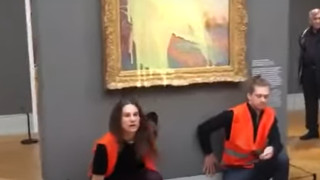 Екоактивисти хвърлиха картофено пюре върху картина на Клод Моне в