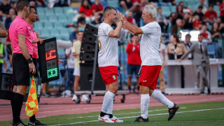 Бившият национал Валери Божинов разцелува легендата на родния футбол Христо
