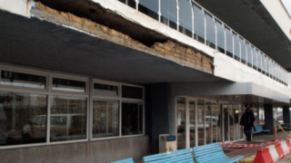 Срути се част от фасадата на Морска гара Варна
