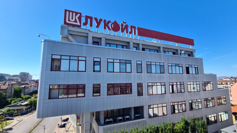 "Лукойл" се подготвя да продаде бизнеса си в България