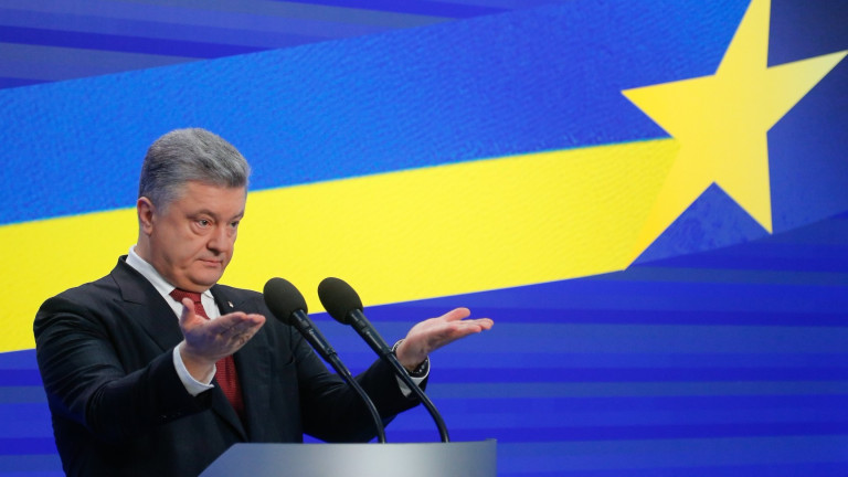 Украинският президент Петро Порошенко приветства продажбата на американски противотанкови ракети