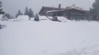 Пропаднал в леден улей автомобил блокира движението на градския транспорт