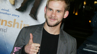 Когато влиза в образа на Чарли Пейс в сериала от