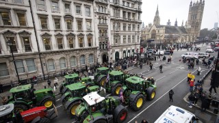 Стотици британски фермери блокираха центъра на Лондон с трактори Така те