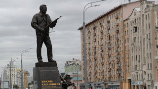 В Москва откриха голям паметник на Михаил Калашников съобщават АП