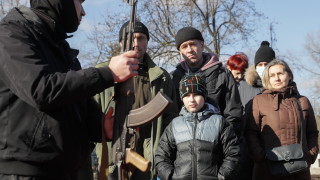 Гражданите на Украйна, от баби до деца, се готвят да защитят страната от руска инвазия