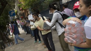 Вече втора нощ спасителите в Мексико продължават разчистването на останките