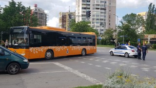 Автобус блъсна дете с тротинетка на булевард в София