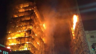 Срути се горяща сграда в центъра на бразилския град Сао Пауло