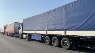 Километрична опашка от товарни автомобили се изви на ГКПП Капитан