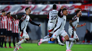 Фламенго елиминира Естудиантес в 1 4 финалите за Копа Либертадорес Червено черните спечелиха с 4 2 след