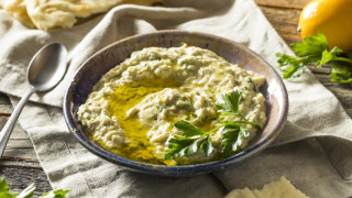 Защо разядката от патладжани се казва Баба Гануш