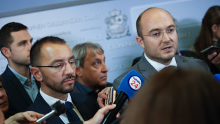 Кой дърпа ръчната спирачка на СОС?