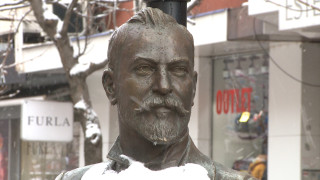 Пред паметника на Алеко Константинов на столичния бул Витоша Столична